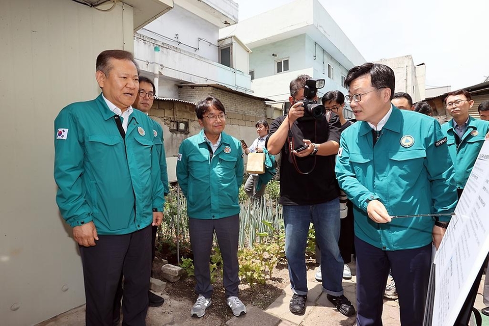 이상민 행정안전부 장관이 19일 대구 서구에 위치한 폭염 취약계층 현장을 방문해 대구시 폭염 대책 관계자들로부터 취약계층 폭염 보호 대책 추진 현황을 보고받고 있다.
