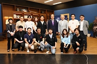 한덕수 국무총리가 18일 경기도 성남시 분당구 네오위즈를 방문해 게임방송 및 플레이를 체험하고 직원들과 기념 촬영을 하고 있다.