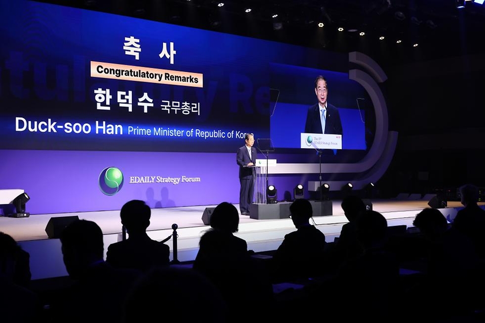 한덕수 국무총리가 19일 서울 중구 신라호텔에서 열린 ‘제15회 이데일리 전략포럼’에 참석해 축사를 하고 있다.