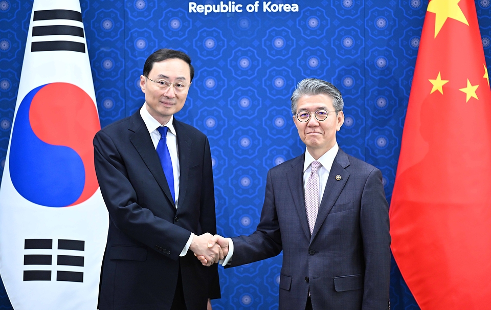 김홍균 외교부 제1차관이 18일 서울 종로구 외교부에서 열린 ‘한·중 외교안보대화’에 앞서 쑨웨이둥(孫衛東) 중국 외교부 부부장과 악수하며 기념 촬영을 하고 있다.