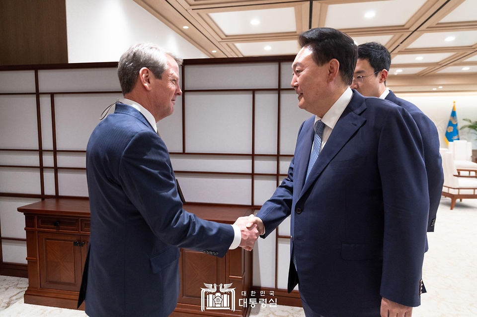 윤석열 대통령이 18일 서울 용산 대통령실 청사에서 브라이언 켐프(Brian Kemp) 미국 조지아 주지사를 접견하고 있다. 