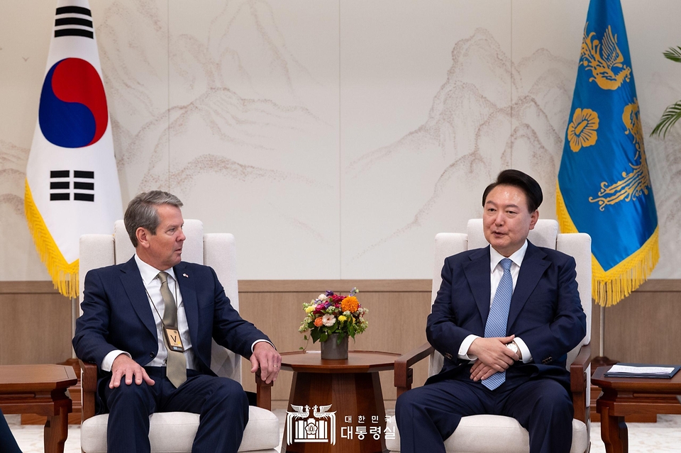 윤석열 대통령이 18일 서울 용산 대통령실 청사에서 브라이언 켐프(Brian Kemp) 미국 조지아 주지사를 접견하고 있다. 