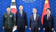 김홍균 외교부 제1차관이 18일 서울 종로구 외교부에서 열린 ‘한·중 외교안보대화’에 앞서 쑨웨이둥(孫衛東) 중국 외교부 부부장과 기념 촬영을 하고 있다.(왼쪽부터 장바오췬 중국 중앙군사위 국제군사협력판공실 부주임, 쑨웨이둥 중국 외교부 부부장, 김홍균 외교부 제1차관, 이승범 국방부 국제정책관)