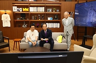 한덕수 국무총리가 18일 경기도 성남시 분당구 네오위즈를 방문해 게임을 체험하고 있다.