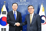 조태열 외교부 장관이 18일 서울 종로구 외교부에서 ‘한·중 외교안보대화’ 참석 차 방한한 쑨웨이둥(孫衛東) 중국 외교부 부부장과 악수하며 기념 촬영을 하고 있다.