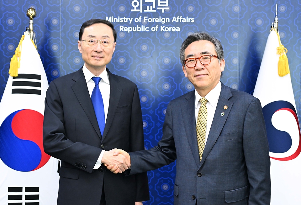 조태열 외교부 장관이 18일 서울 종로구 외교부에서 ‘한·중 외교안보대화’ 참석 차 방한한 쑨웨이둥(孫衛東) 중국 외교부 부부장과 악수하며 기념 촬영을 하고 있다.
