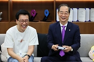 한덕수 국무총리가 18일 경기도 성남시 분당구 네오위즈를 방문해 게임을 체험하고 있다.