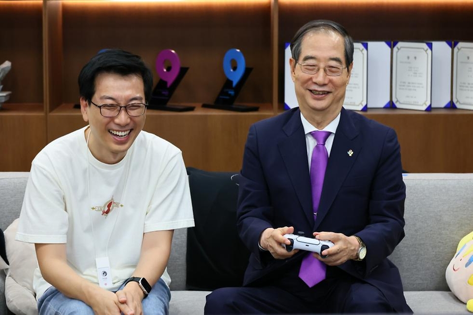 한덕수 국무총리가 18일 경기도 성남시 분당구 네오위즈를 방문해 게임을 체험하고 있다.