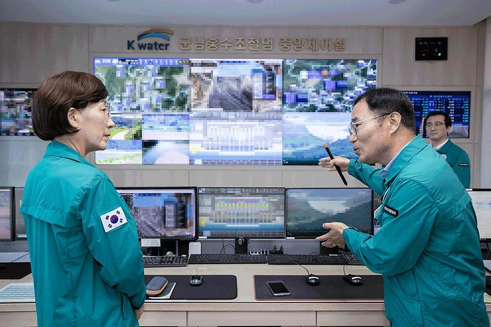 한화진 환경부 장관이 18일 경기도 연천군 소재 군남댐을 방문해 여름철 홍수 대비 대응 상황을 점검하며 현장 설명을 듣고 있다.