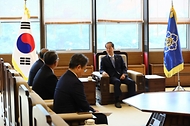 한덕수 국무총리가 20일 정부세종청사에서 열린 ‘차관급 임명장 수여식’에서 참석자들과 대화를 나누고 있다.