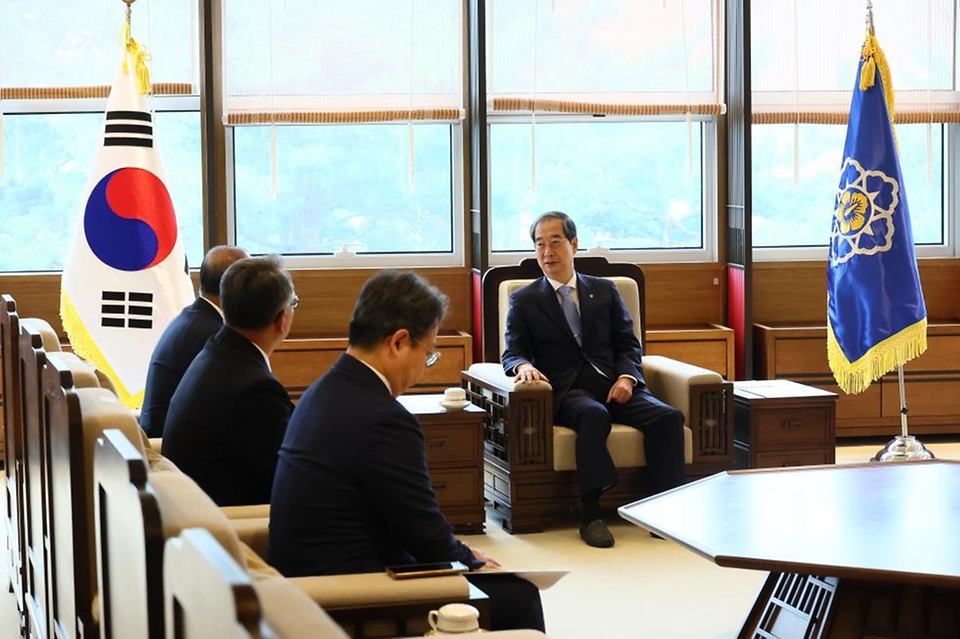 한덕수 국무총리가 20일 정부세종청사에서 열린 ‘차관급 임명장 수여식’에서 참석자들과 대화를 나누고 있다.