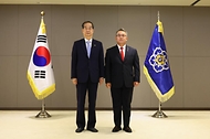 한덕수 국무총리가 20일 정부세종청사에서 열린 ‘차관급 임명장 수여식’에서 김종철 병무청장에게 임명장을 수여한 뒤 기념 촬영을 하고 있다. 