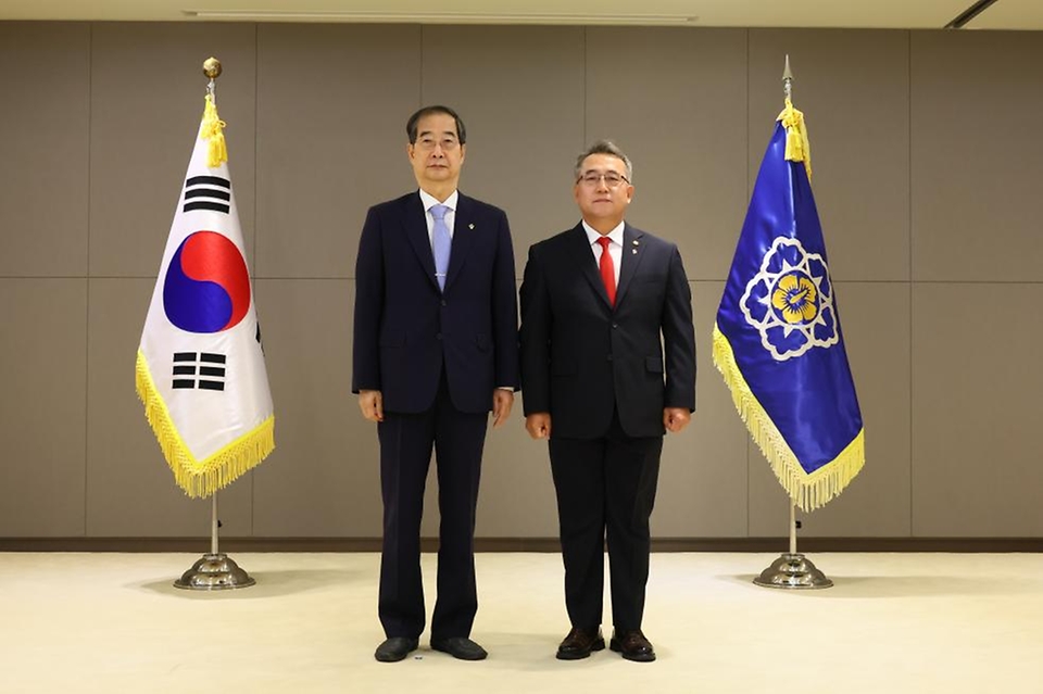 한덕수 국무총리가 20일 정부세종청사에서 열린 ‘차관급 임명장 수여식’에서 김종철 병무청장에게 임명장을 수여한 뒤 기념 촬영을 하고 있다. 