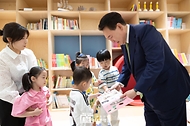 윤석열 대통령이 19일 경기도 성남시 HD현대 글로벌R&D센터에서 열린 ‘2024년 저출산고령사회위원회 회의’에 앞서 센터 내 직장 어린이집을 찾아 원아들과 함께 책을 보고 있다.