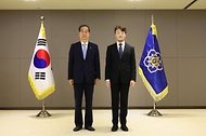 한덕수 국무총리가 20일 정부세종청사에서 열린 ‘차관급 임명장 수여식’에서 권성룡 공주교육대학교 총장에게 임명장을 수여한 뒤 기념 촬영을 하고 있다.