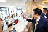 윤석열 대통령이 19일 경기도 성남시 HD현대 글로벌R&D센터에서 열린 ‘2024년 저출산고령사회위원회 회의’에 앞서 센터 내 직장 어린이집 복도를 지나며 원아들과 인사하고 있다. 