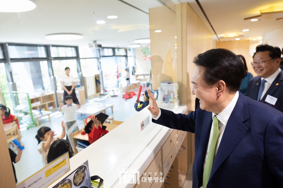 윤석열 대통령이 19일 경기도 성남시 HD현대 글로벌R&D센터에서 열린 ‘2024년 저출산고령사회위원회 회의’에 앞서 센터 내 직장 어린이집 복도를 지나며 원아들과 인사하고 있다. 