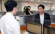 김주현 금융위원회 위원장이 20일 오후 서울 중구 서울 중앙 서민금융통합센터에 방문해 통신 채무조정 상담 현장을 둘러보고 있다.