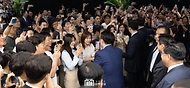 윤석열 대통령이 19일 경기도 성남시 HD현대 글로벌R&D센터에서 열린 ‘2024년 저출산고령사회위원회 회의’ 뒤 HD현대 직원들과 인사하고 있다.