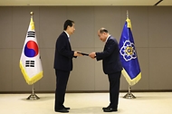 한덕수 국무총리가 20일 정부세종청사에서 열린 ‘차관급 임명장 수여식’에서 최재원 부산대학교 총장에게 임명장을 수여하고 있다.