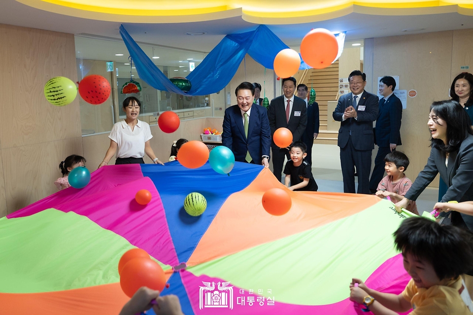 윤석열 대통령이 19일 경기도 성남시 HD현대 글로벌R&D센터에서 열린 ‘2024년 저출산고령사회위원회 회의’에 앞서 센터 내 직장 어린이집을 찾아 원아들의 신체활동 프로그램을 참관하고 있다.