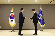한덕수 국무총리가 20일 정부세종청사에서 열린 ‘차관급 임명장 수여식’에서 권성룡 공주교육대학교 총장에게 임명장을 수여하고 있다.