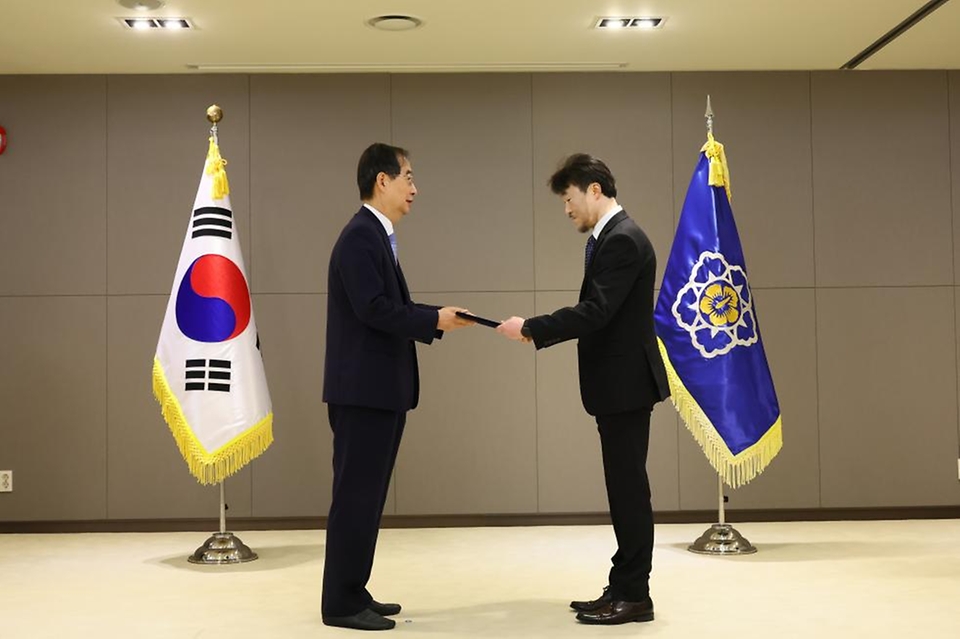 한덕수 국무총리가 20일 정부세종청사에서 열린 ‘차관급 임명장 수여식’에서 권성룡 공주교육대학교 총장에게 임명장을 수여하고 있다.