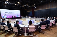 윤석열 대통령이 19일 경기도 성남시 HD현대 글로벌R&D센터 아산홀에서 ‘저출생 추세 반전을 위한 대책’을 주제로 열린 ‘2024년 저출산고령사회위원회 회의’에서 발언하고 있다.