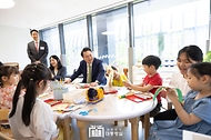 윤석열 대통령이 19일 경기도 성남시 HD현대 글로벌R&D센터에서 열린 ‘2024년 저출산고령사회위원회 회의’에 앞서 센터 내 직장 어린이집을 찾아 원아들의 종이인형 만들기 프로그램을 참관하고 있다.