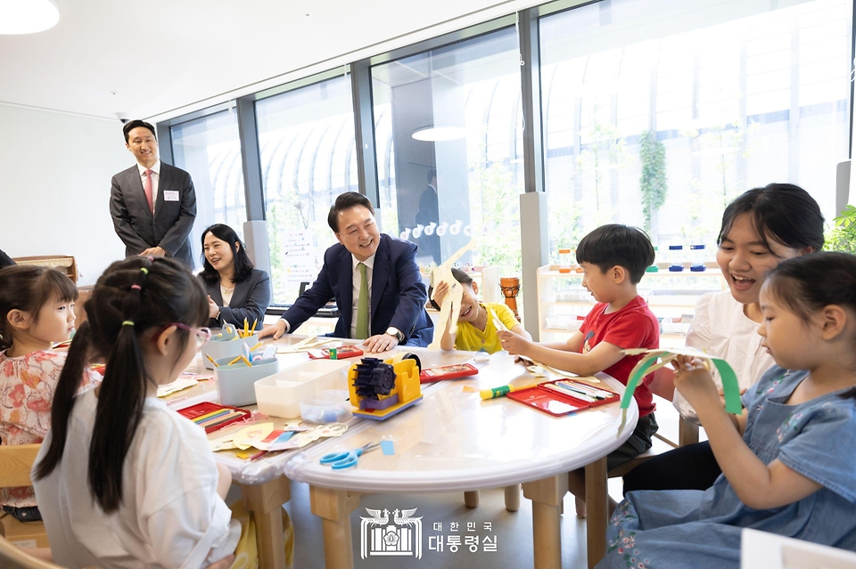 윤석열 대통령이 19일 경기도 성남시 HD현대 글로벌R&D센터에서 열린 ‘2024년 저출산고령사회위원회 회의’에 앞서 센터 내 직장 어린이집을 찾아 원아들의 종이인형 만들기 프로그램을 참관하고 있다.