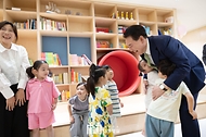 윤석열 대통령이 19일 경기도 성남시 HD현대 글로벌R&D센터에서 열린 ‘2024년 저출산고령사회위원회 회의’에 앞서 센터 내 직장 어린이집을 찾아 원아들과 인사를 나누고 있다.