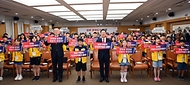 이한경 행정안전부 재난안전관리본부장이 19일 대전 서구 대전시청에서 열린 ‘대전시 어린이 안전히어로즈 발대식’에서 참석자들과 안전 구호를 제창하고 있다.