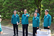 한덕수 국무총리가 19일 대전시 서구 정부대전청사 산림청을 방문해 남성현 산림청장 및 산림청 관계자들과 함께 산림분야 혁신제품인 웨어러블 로봇, 산림드론 등에 대해 설명을 듣고 있다.