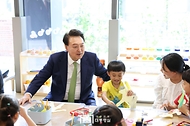 윤석열 대통령이 19일 경기도 성남시 HD현대 글로벌R&D센터에서 열린 ‘2024년 저출산고령사회위원회 회의’에 앞서 센터 내 직장 어린이집을 찾아 원아들의 종이인형 만들기 프로그램을 참관하고 있다.