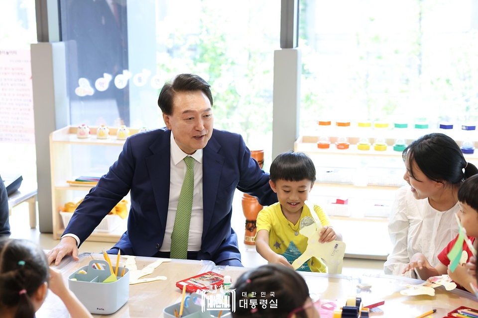 윤석열 대통령이 19일 경기도 성남시 HD현대 글로벌R&D센터에서 열린 ‘2024년 저출산고령사회위원회 회의’에 앞서 센터 내 직장 어린이집을 찾아 원아들의 종이인형 만들기 프로그램을 참관하고 있다.