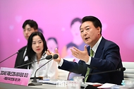 윤석열 대통령이 19일 경기도 성남시 HD현대 글로벌R&D센터 아산홀에서 ‘저출생 추세 반전을 위한 대책’을 주제로 열린 ‘2024년 저출산고령사회위원회 회의’에서 발언하고 있다.