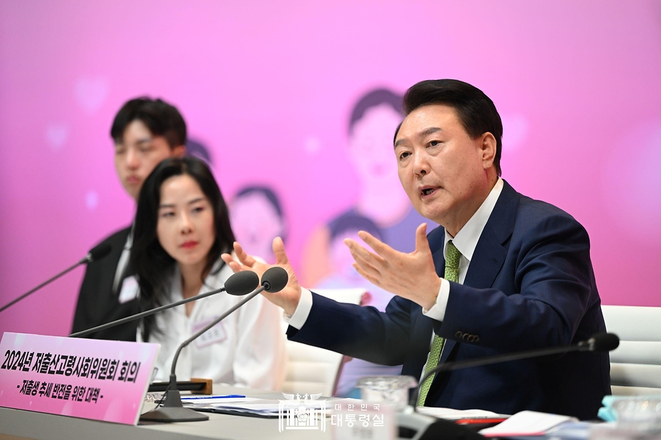 윤석열 대통령이 19일 경기도 성남시 HD현대 글로벌R&D센터 아산홀에서 ‘저출생 추세 반전을 위한 대책’을 주제로 열린 ‘2024년 저출산고령사회위원회 회의’에서 발언하고 있다.