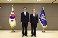 한덕수 국무총리가 20일 정부세종청사에서 열린 ‘차관급 임명장 수여식’에서 최재원 부산대학교 총장에게 임명장을 수여한 뒤 기념 촬영을 하고 있다.