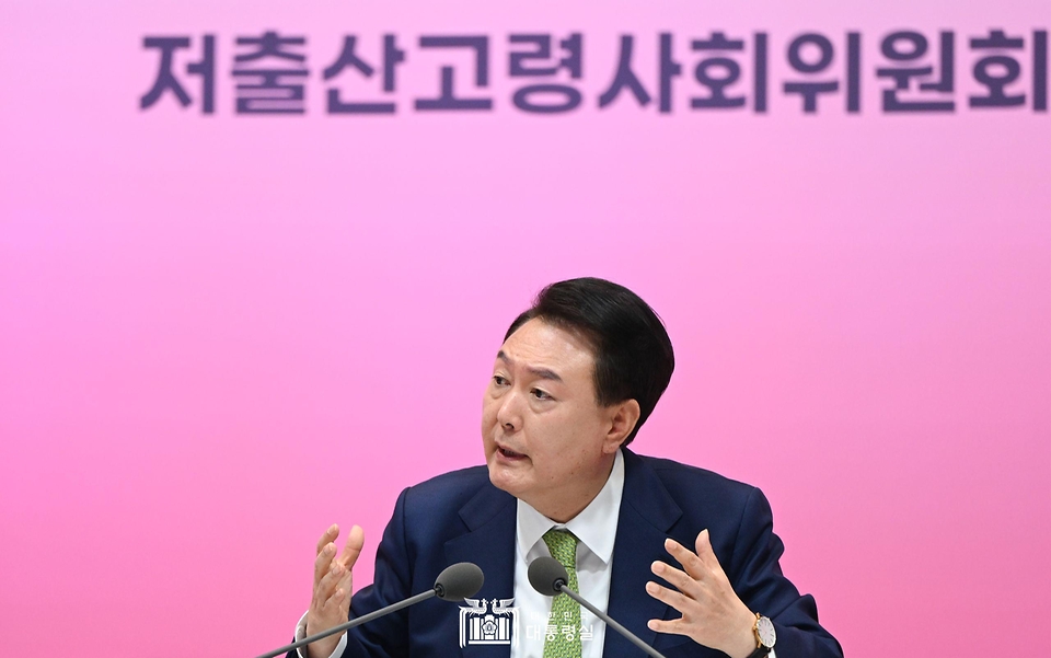 윤석열 대통령이 19일 경기도 성남시 HD현대 글로벌R&D센터 아산홀에서 ‘저출생 추세 반전을 위한 대책’을 주제로 열린 ‘2024년 저출산고령사회위원회 회의’에서 발언하고 있다.