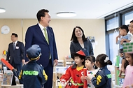 윤석열 대통령이 19일 경기도 성남시 HD현대 글로벌R&D센터에서 열린 ‘2024년 저출산고령사회위원회 회의’에 앞서 센터 내 직장 어린이집을 찾아 놀이를 하는 원아들을 만나고 있다.