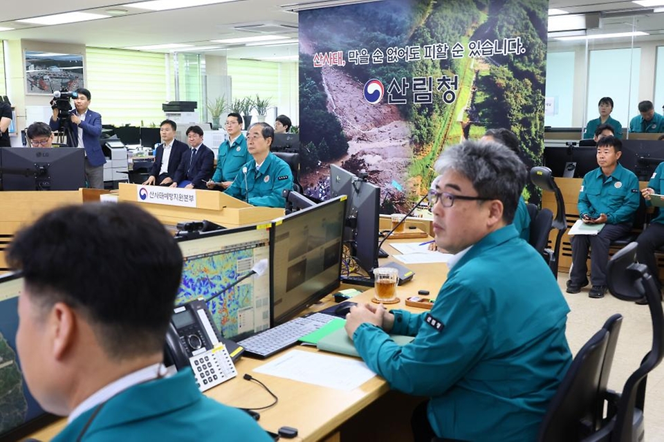 한덕수 국무총리가 19일 대전시 서구 정부대전청사 산림청 내 산사태예방지원본부를 방문해 발언하고 있다.