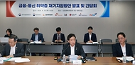 김주현 금융위원회 위원장과 이종호 과학기술정보통신부 장관이 20일 오후 서울 중구 서울 중앙 서민금융통합센터에 방문해 통신 채무조정 상담 현장을 둘러본 후, 센터 상담직원들을 통해 그간 통신 채무조정에 대한 수요 및 신복위 방문자들의 애로와 통신채무조정 시행에 대한 기대효과 등에 대해 청취하고 있다.
