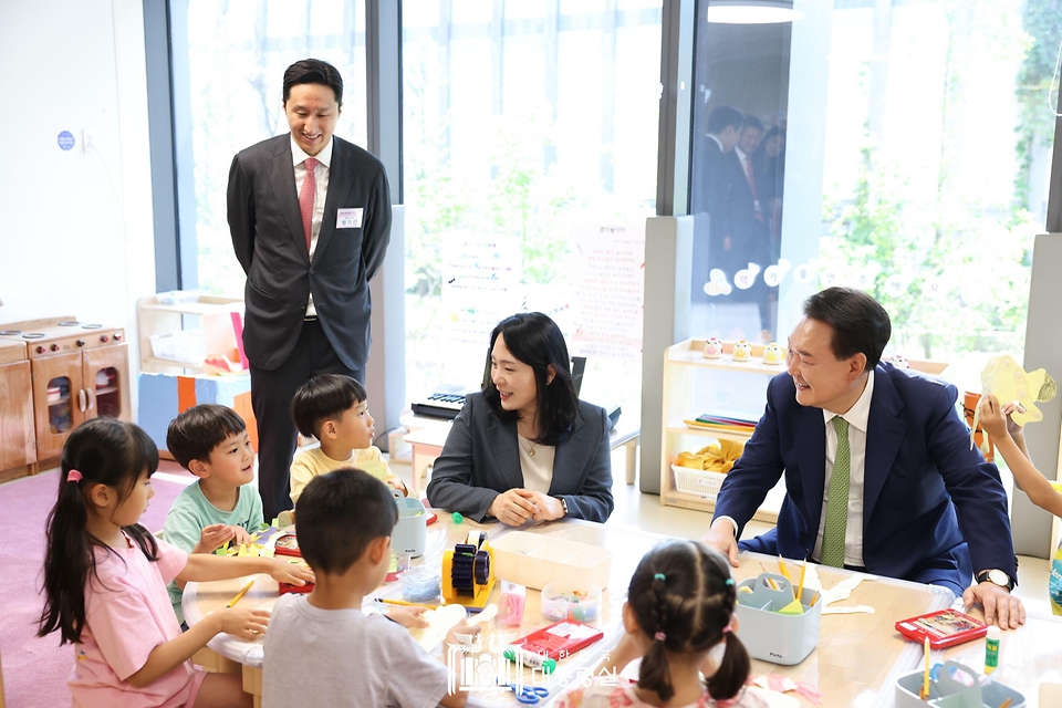 윤석열 대통령이 19일 경기도 성남시 HD현대 글로벌R&D센터에서 열린 ‘2024년 저출산고령사회위원회 회의’에 앞서 센터 내 직장 어린이집을 찾아 원아들의 종이인형 만들기 프로그램을 참관하고 있다. 이날 어린이집 방문에는 정기선 HD현대 부회장이 배석했다. 