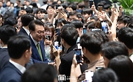 윤석열 대통령이 19일 경기도 성남시 HD현대 글로벌R&D센터에서 열린 ‘2024년 저출산고령사회위원회 회의’ 뒤 HD현대 직원들과 인사하고 있다.