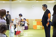 윤석열 대통령이 19일 경기도 성남시 HD현대 글로벌R&D센터에서 열린 ‘2024년 저출산고령사회위원회 회의’에 앞서 센터 내 직장 어린이집을 찾아 놀이를 하는 원아들을 만나고 있다.