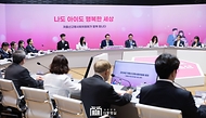 윤석열 대통령이 19일 경기도 성남시 HD현대 글로벌R&D센터 아산홀에서 ‘저출생 추세 반전을 위한 대책’을 주제로 열린 ‘2024년 저출산고령사회위원회 회의’에서 발언하고 있다.
