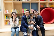 윤석열 대통령이 19일 경기도 성남시 HD현대 글로벌R&D센터에서 열린 ‘2024년 저출산고령사회위원회 회의’에 앞서 센터 내 직장 어린이집을 찾아 어린이집 원생을 둔 직원 부부와 함께 기념 촬영을 하고 있다.
