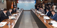 김주현 금융위원회 위원장과 이종호 과학기술정보통신부 장관이 20일 오후 서울 중구 서울 중앙 서민금융통합센터에 방문해 통신 채무조정 상담 현장을 둘러본 후, 간담회를 통해 모두발언을 하고 있다.