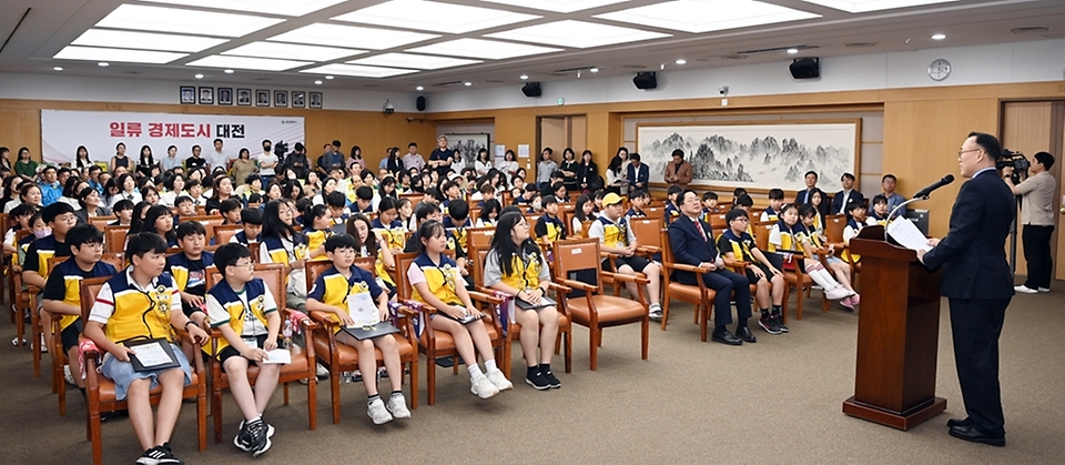이한경 행정안전부 재난안전관리본부장이 19일 대전 서구 대전시청에서 열린 ‘대전시 어린이 안전히어로즈 발대식’에서 격려사를 하고 있다.