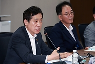 김주현 금융위원회 위원장과 이종호 과학기술정보통신부 장관이 20일 오후 서울 중구 서울 중앙 서민금융통합센터에 방문해 통신 채무조정 상담 현장을 둘러본 후, 간담회를 통해 모두발언을 하고 있다.